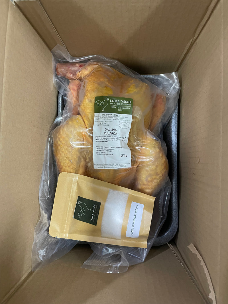 Pularda Loma Verde eviscerada, envasada al vacío y etiquetada, dentro de la caja de envío refrigerado